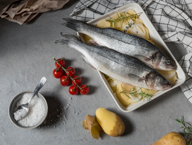 Arreglo de pescado crudo para cocinar