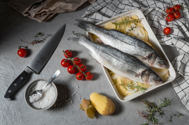 Arreglo de pescado crudo para cocinar