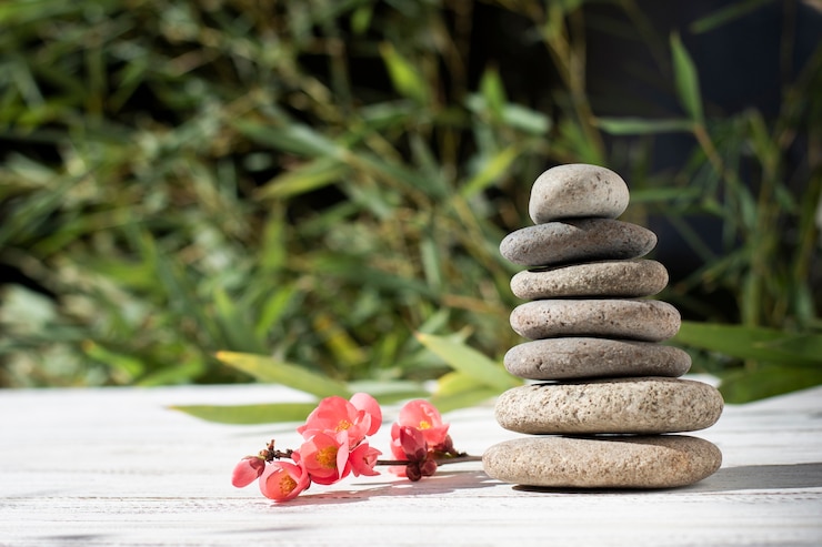 Foto gratuito arreglo con piedras de spa y flores.