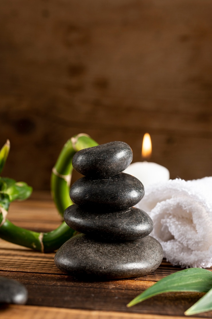 Foto gratuito arreglo con piedras de spa y velas.