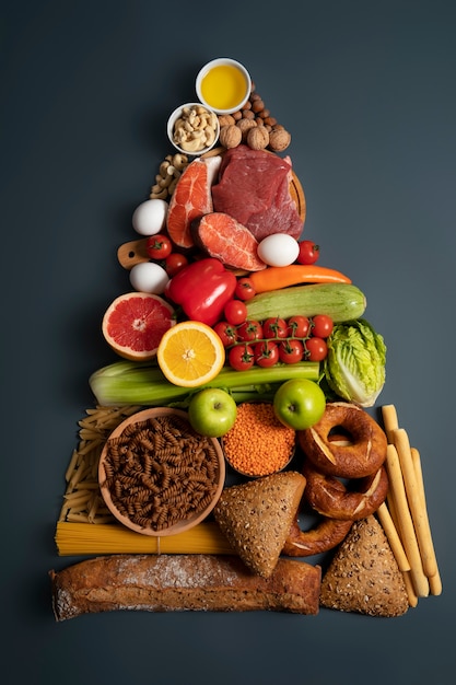 Arreglo de pirámide alimenticia real bodegón