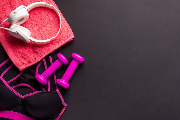 Arreglo plano con artículos deportivos de color rosa.