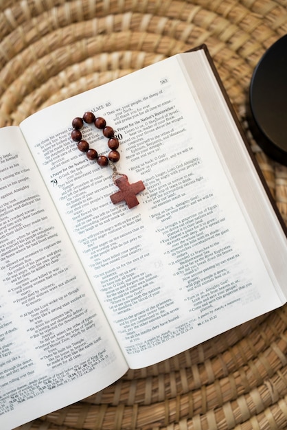 Foto gratuita arreglo plano de biblia abierta y rosario