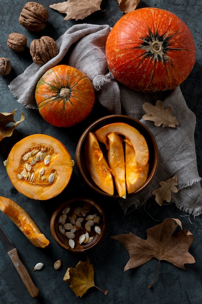 Foto gratuita arreglo plano de calabazas y nueces