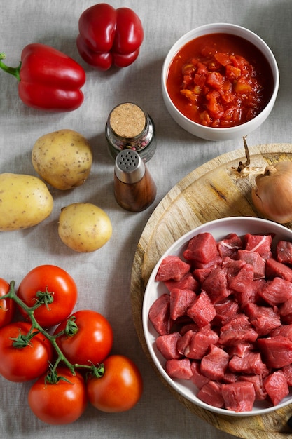 Foto gratuita arreglo plano de carne cruda y verduras