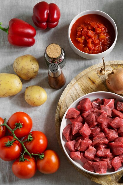 Arreglo plano de carne cruda y verduras