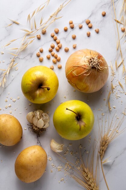 Arreglo plano de cebollas y manzanas