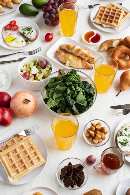 Foto gratuita arreglo plano con comida deliciosa