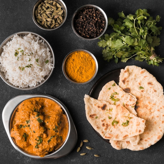 Foto gratuita arreglo plano de comida india