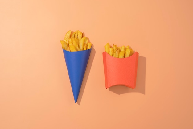 Foto gratuita arreglo plano de deliciosas papas fritas