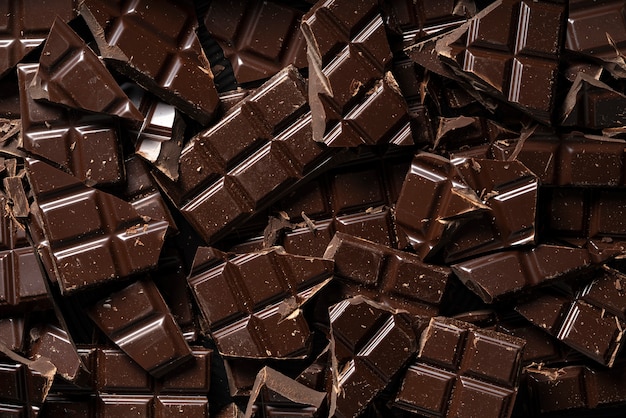 Arreglo plano de deliciosas tabletas de chocolate