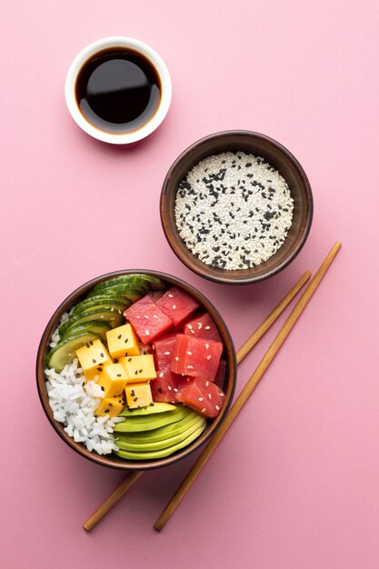 Arreglo plano de delicioso poke bowl