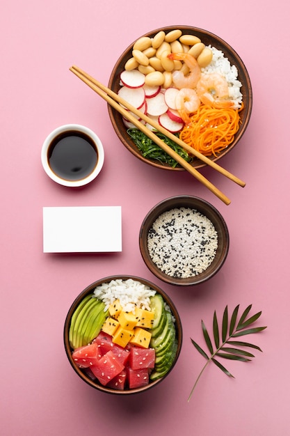 Arreglo plano de delicioso poke bowl