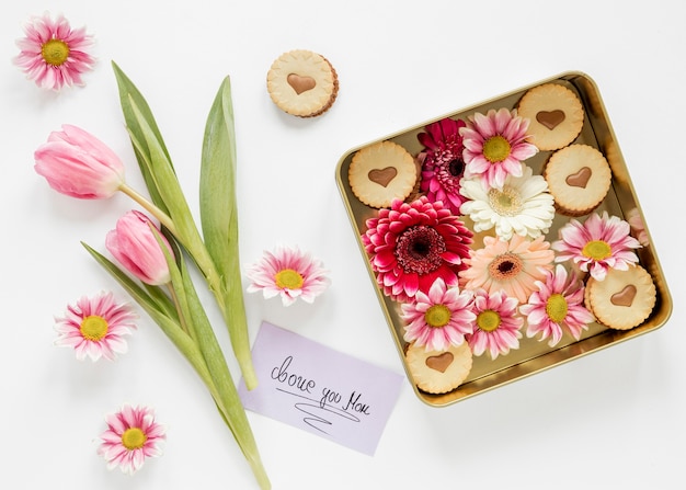 Foto gratuita arreglo plano de flores y tarjetas