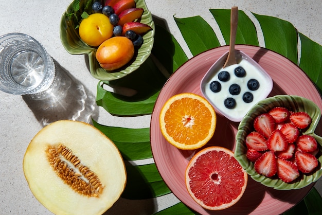 Foto gratuita arreglo plano de frutas deliciosas