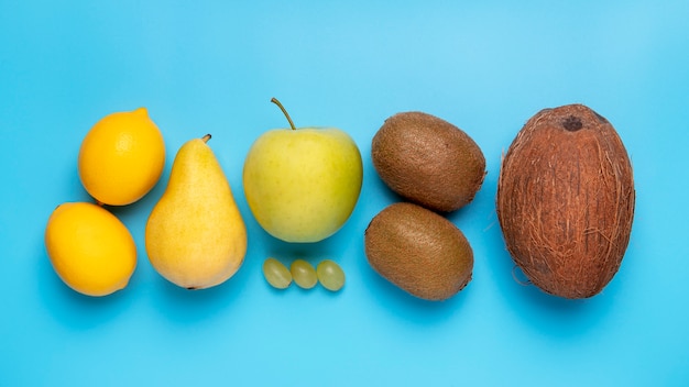 Foto gratuita arreglo plano de frutas frescas