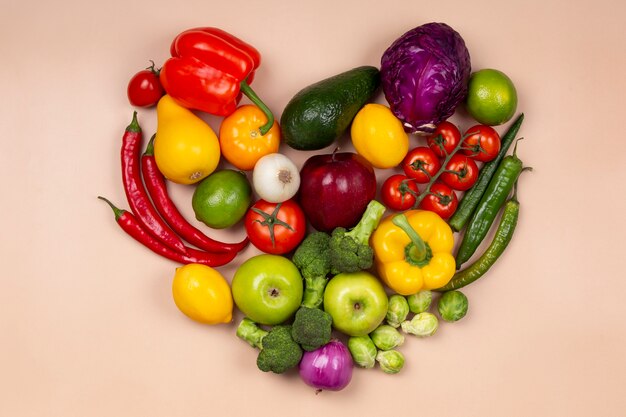 Arreglo plano de frutas y verduras frescas