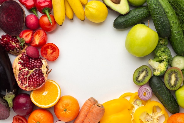 Arreglo plano de frutas y verduras