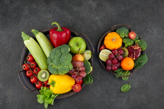 Arreglo plano de frutas y verduras