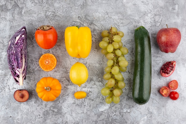 Foto gratuita arreglo plano de frutas y verduras