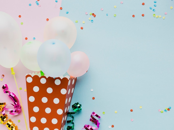 Foto gratuito arreglo plano con globos y caja