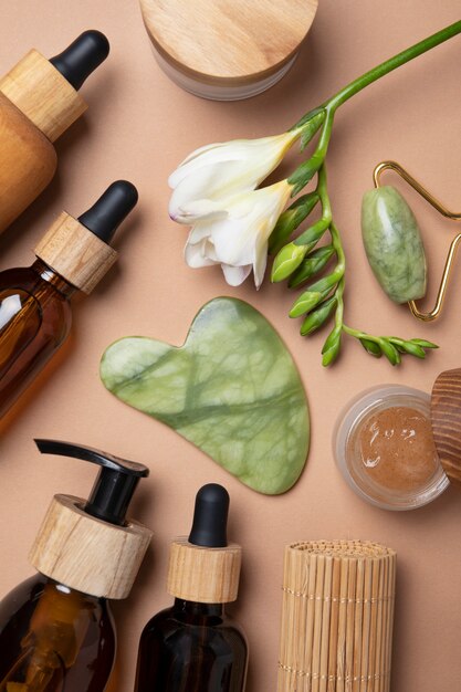 Arreglo plano de gua sha y productos para el cuidado.