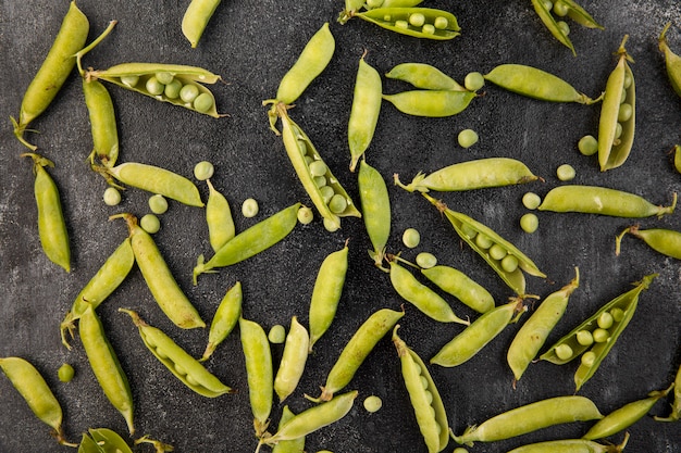 Arreglo plano de guisantes