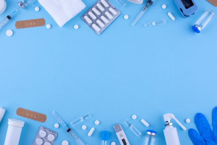 Foto gratuito arreglo plano de medicina y vendaje.