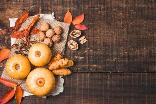 Arreglo plano en otoño con copia espacio