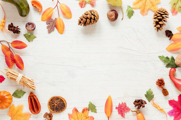 Arreglo plano de otoño laico con copia espacio.