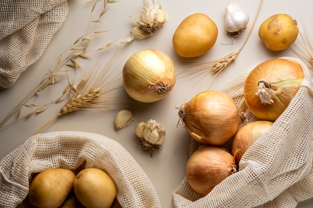 Foto gratuita arreglo plano de patatas y cebollas