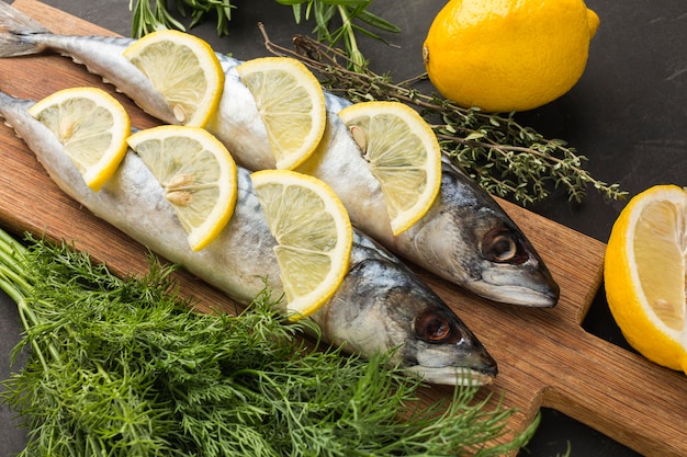 Foto gratuita arreglo plano de pescado y limón