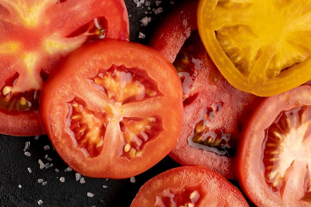 Foto gratuita arreglo plano de rodajas de tomate