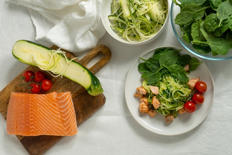 Arreglo plano de salmón y verduras