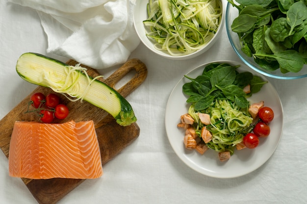 Arreglo plano de salmón y verduras