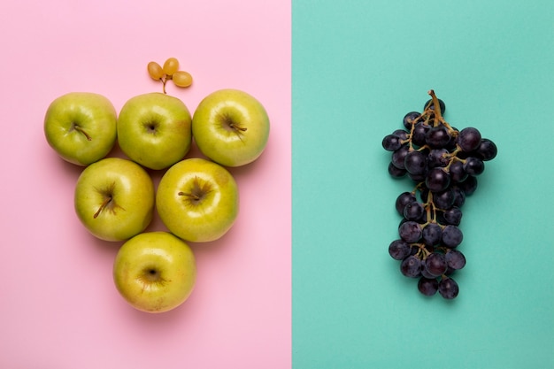 Foto gratuita arreglo plano de uvas y manzanas