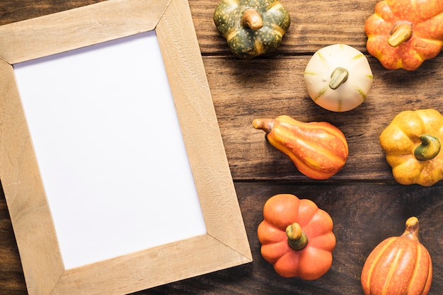 Foto gratuita arreglo plano con verduras y marco.