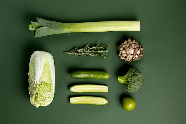 Foto gratuita arreglo plano de verduras verdes