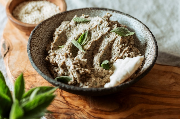 Arreglo de plato de comida de ángulo alto