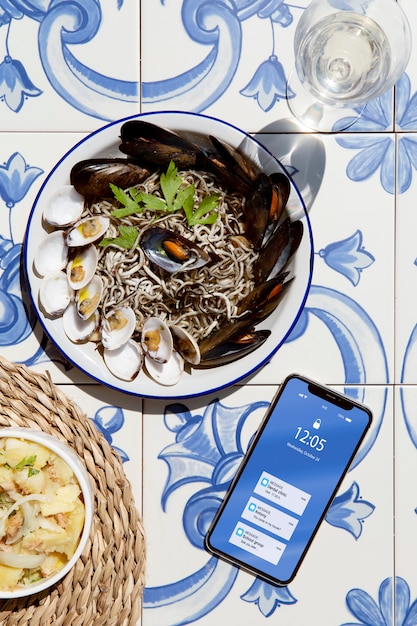 Arreglo de plato tradicional de gulas con smartphone