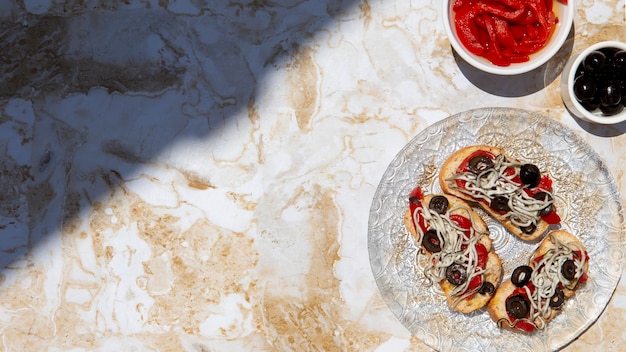 Foto gratuita arreglo de platos tradicionales deliciosos gulas