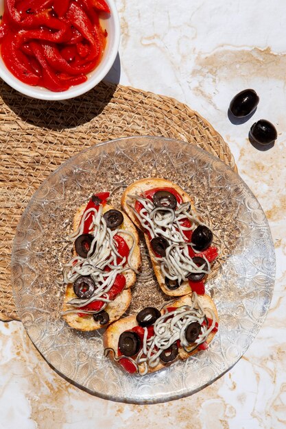 Arreglo de platos tradicionales deliciosos gulas