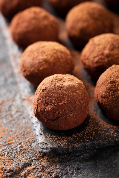 Foto gratuita arreglo de primer plano de deliciosas golosinas de chocolate