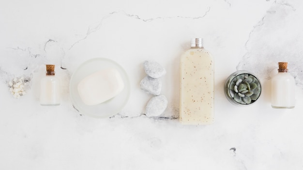 Foto gratuita arreglo de productos de baño sobre fondo blanco.