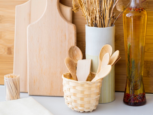 Arreglo con productos de cocina de madera.