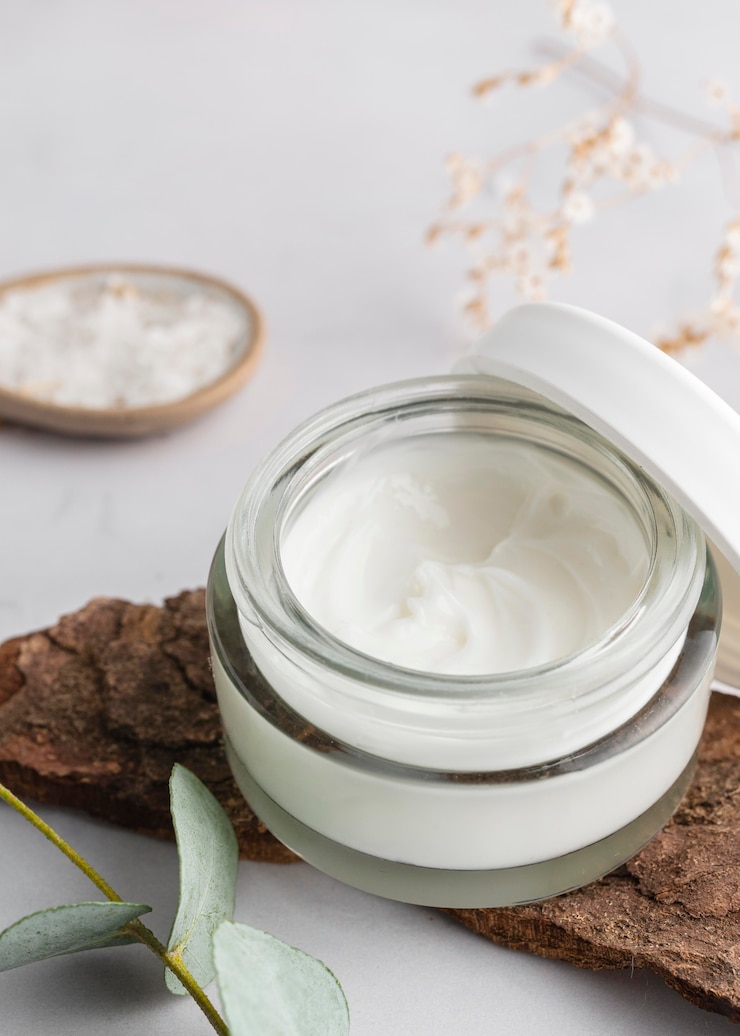 Foto gratuito arreglo de productos naturales de alto ángulo