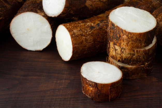 Arreglo de raíces de yuca nutritivas en rodajas