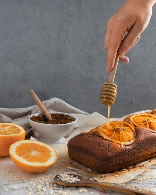 Arreglo de receta saludable con naranjas.