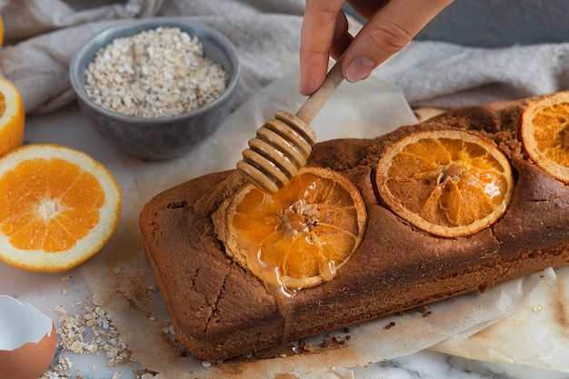 Arreglo de receta saludable con naranjas.