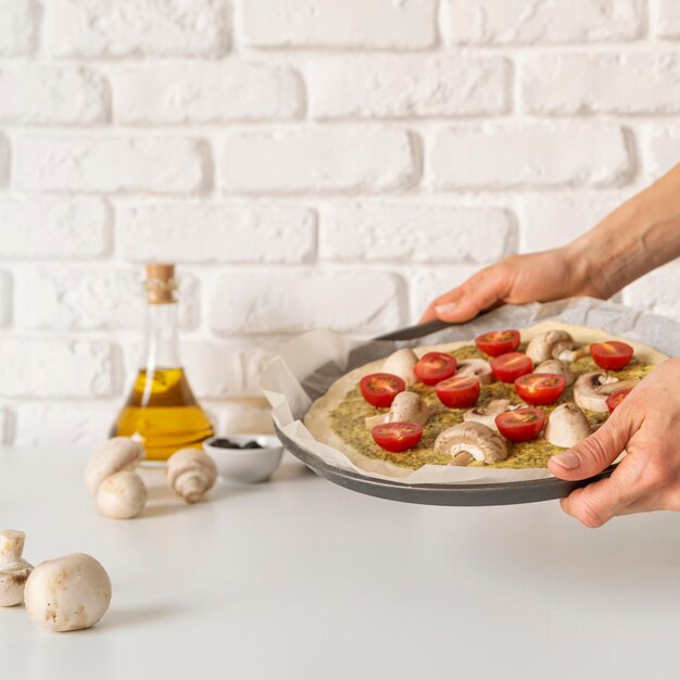 Arreglo de sabrosa pizza en preparación.